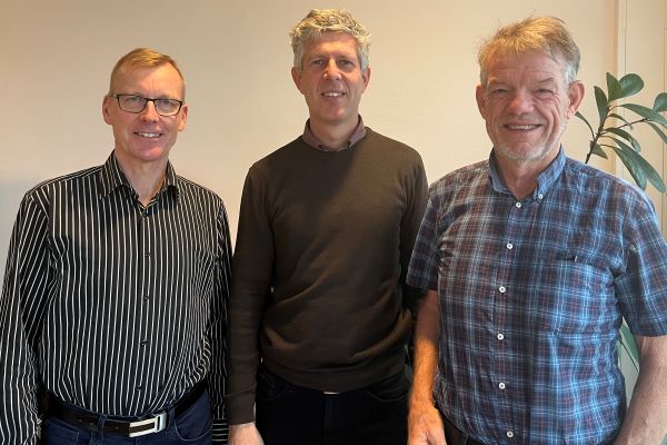 Morten står mellem Tage og Leo - konsulenter fra Bøgetorp, som har hjulpet virksomheden.